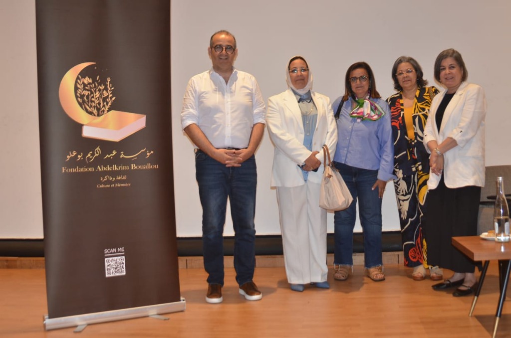 Photo de groupe officielle devant le roll-up