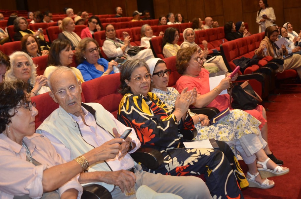 Salle comble et auditoire attentif